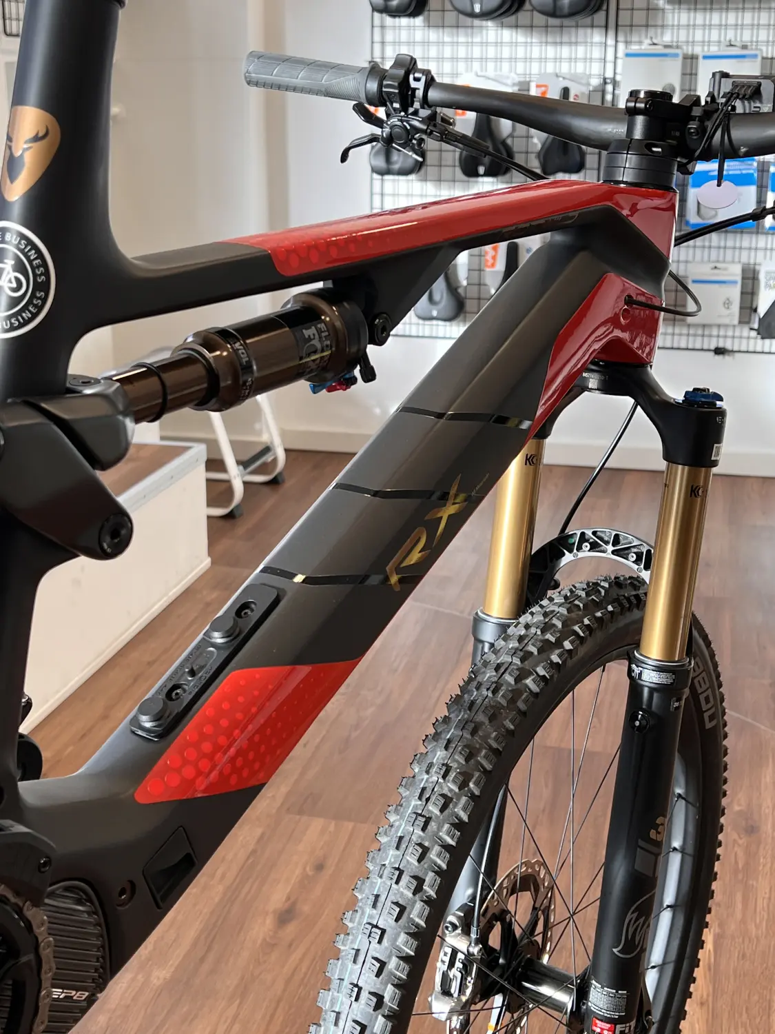 Vater, kleines Mädchen und Lernende mit Fahrrad für Unterricht, Lektion oder Praxis im Freien Park. 