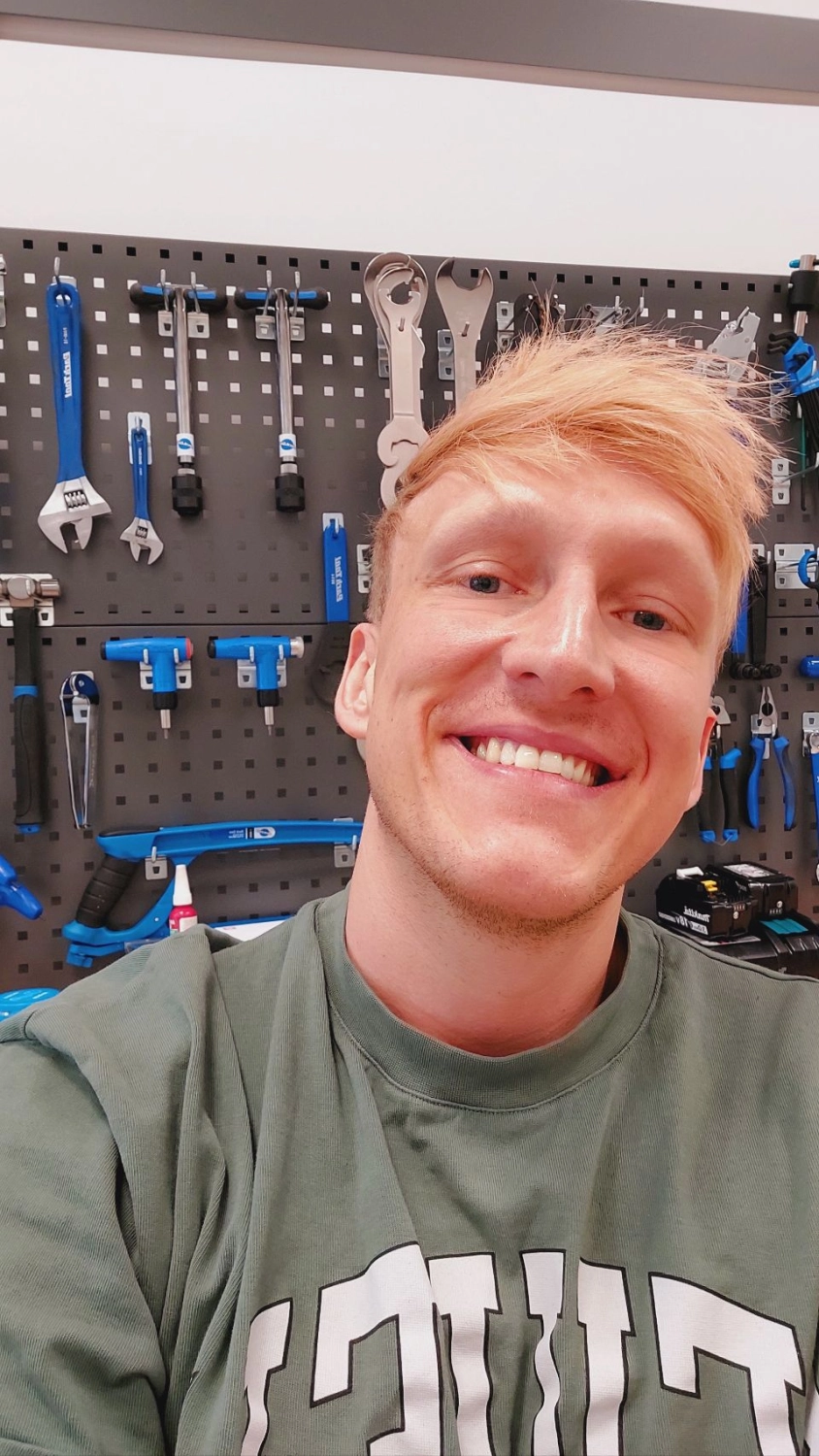 Nahaufnahme eines Mechanikers bei der Reparatur von Fahrrädern in einer Werkstatt