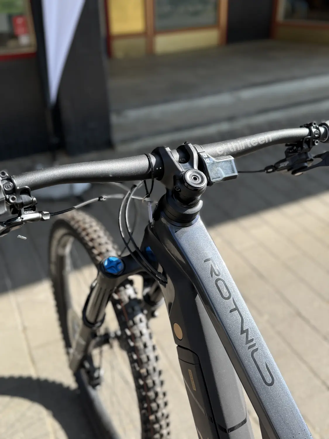 Vater, kleines Mädchen und Lernende mit Fahrrad für Unterricht, Lektion oder Praxis im Freien Park. 