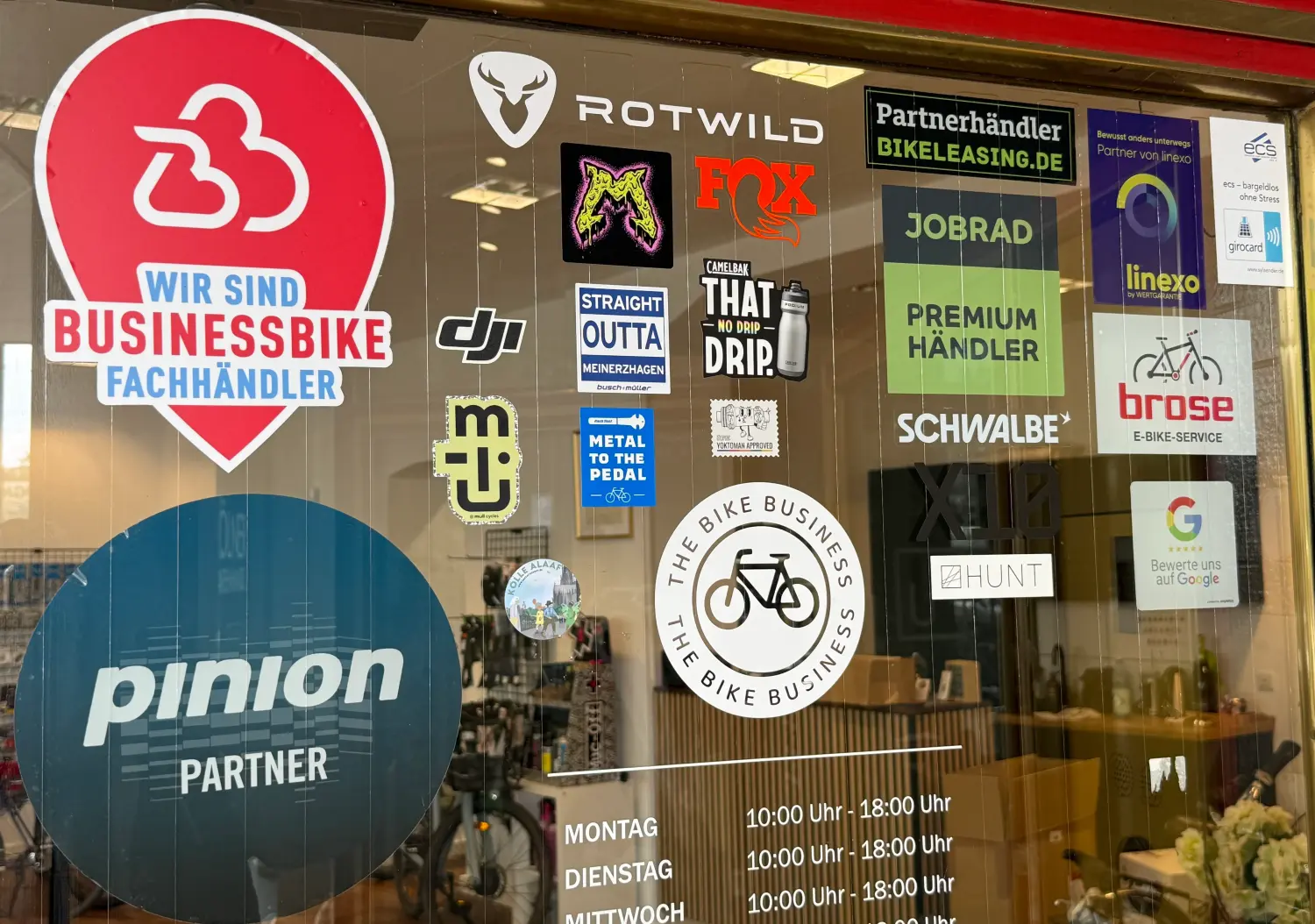 Jugendlicher am Morgen, der mit dem Fahrrad zum Unterricht eilt