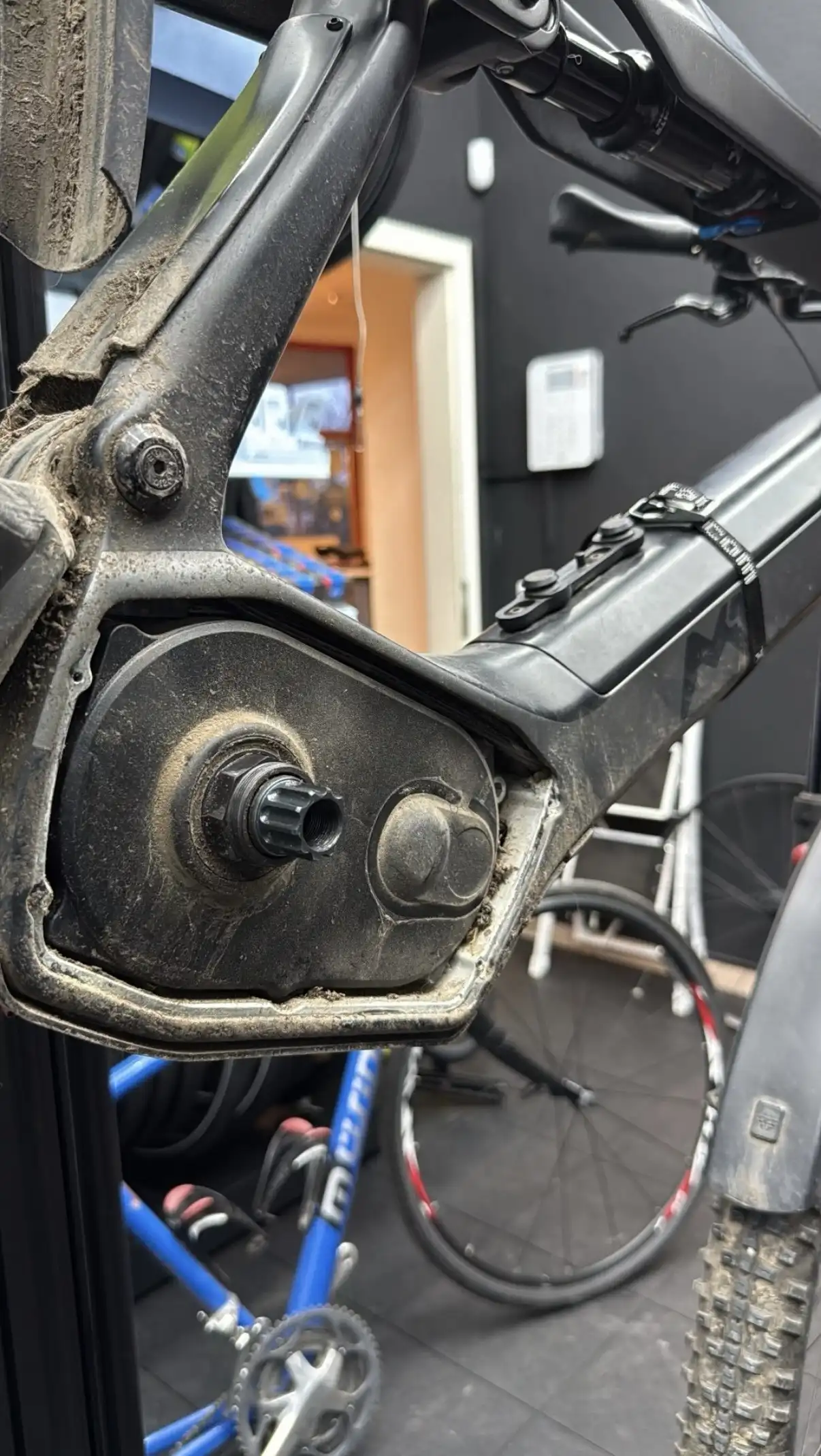 Ein Motorradversicherungsdokument liegt neben einem Motorradhelm auf einem Tisch